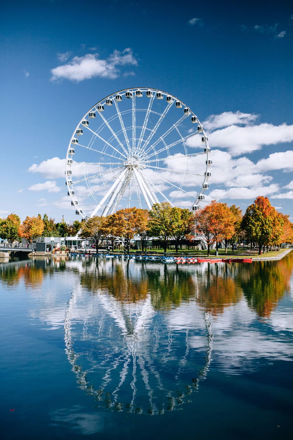 La Grande Roue du Vieux-Port de Montréal et son reflet dans l’eau